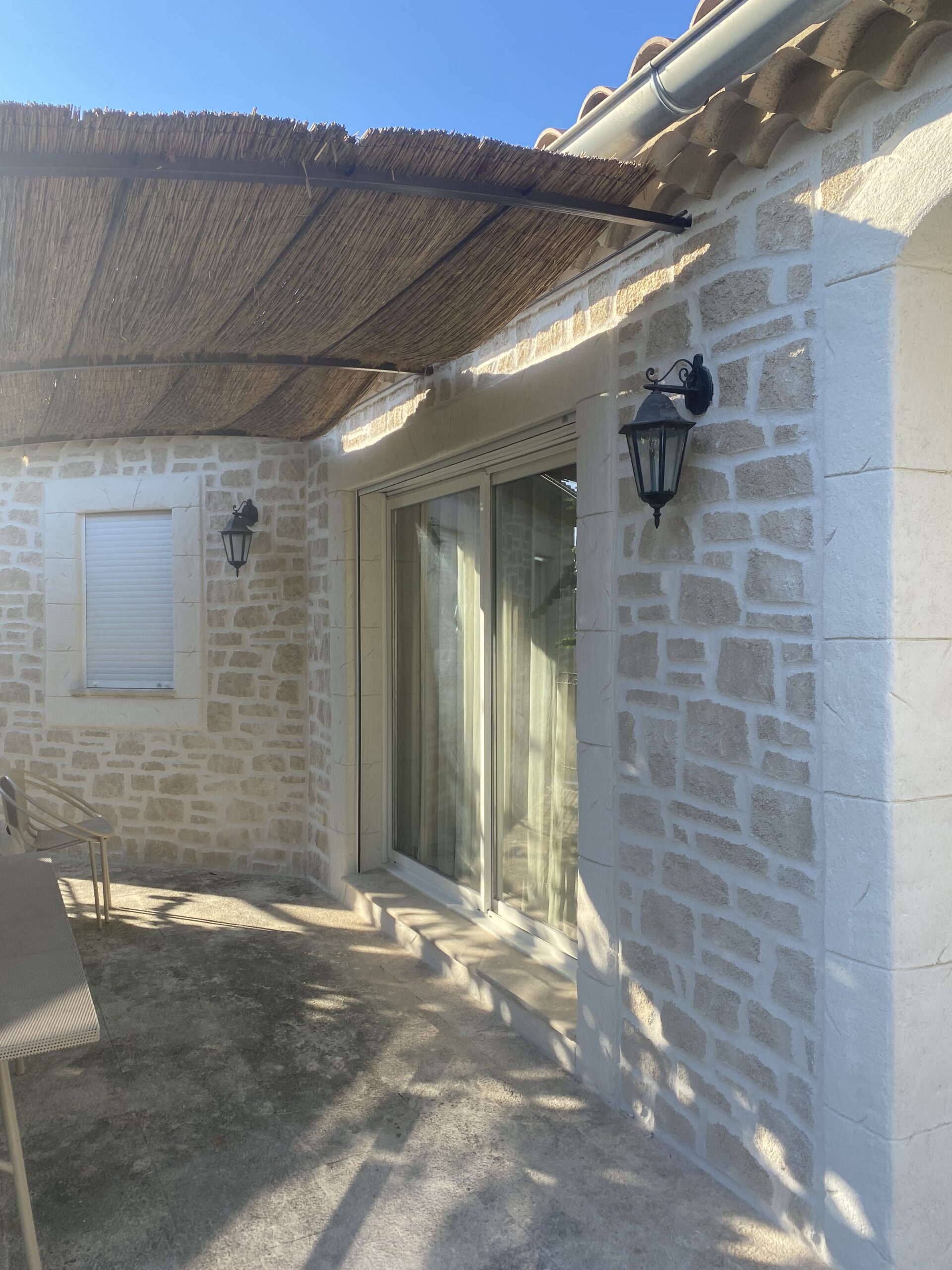 Mur extérieur effet pierre enduit minéral dans le Var