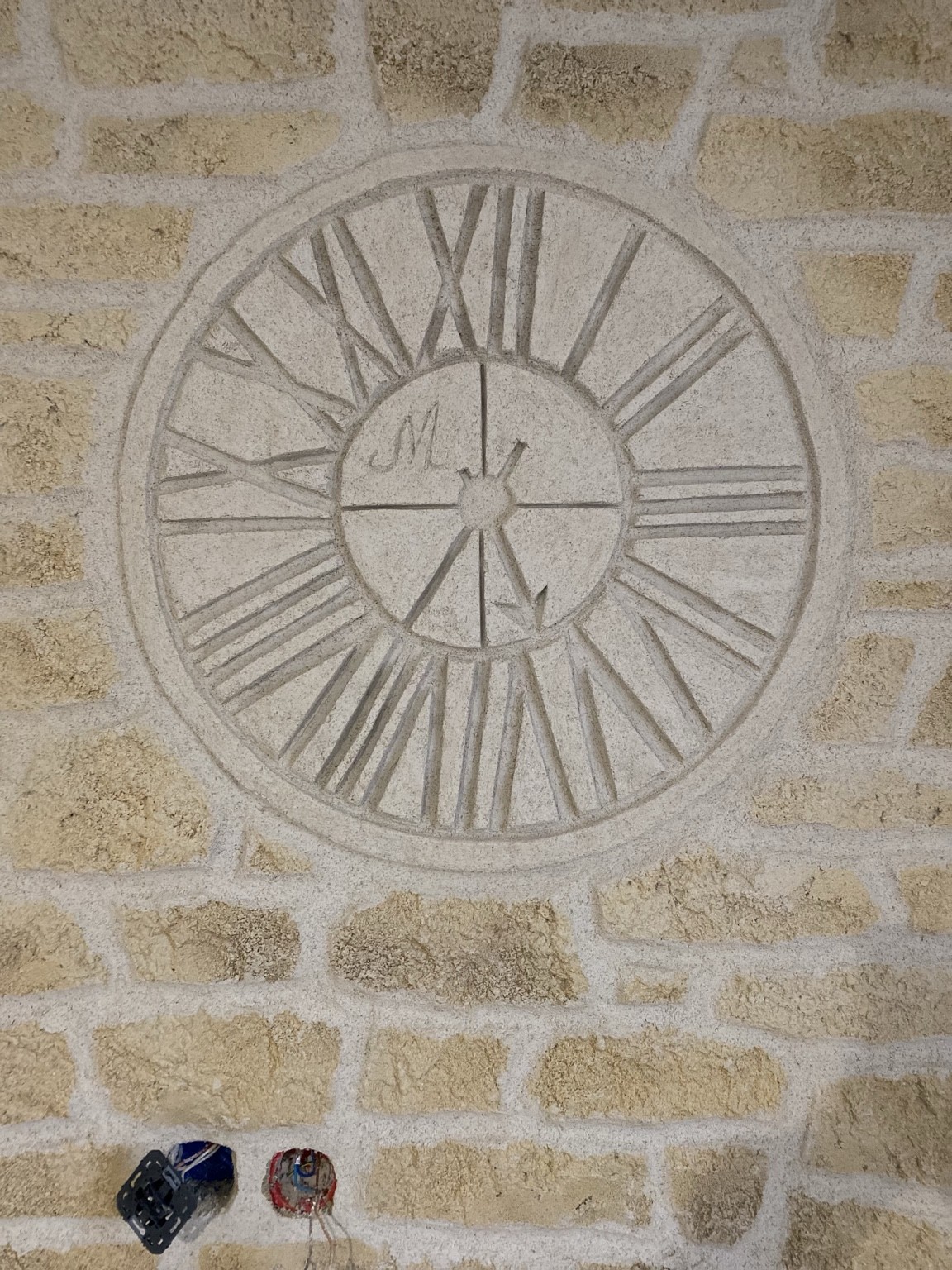 Horloge décoration pierre naturelle sculptée pierre de taille mur intérieur