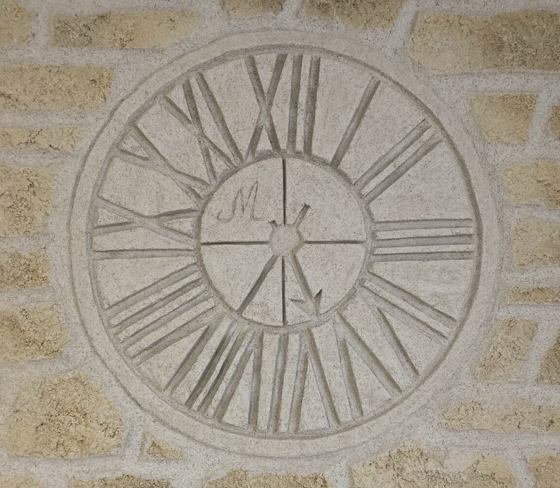 decor-mural-horloge-enduit-pierre