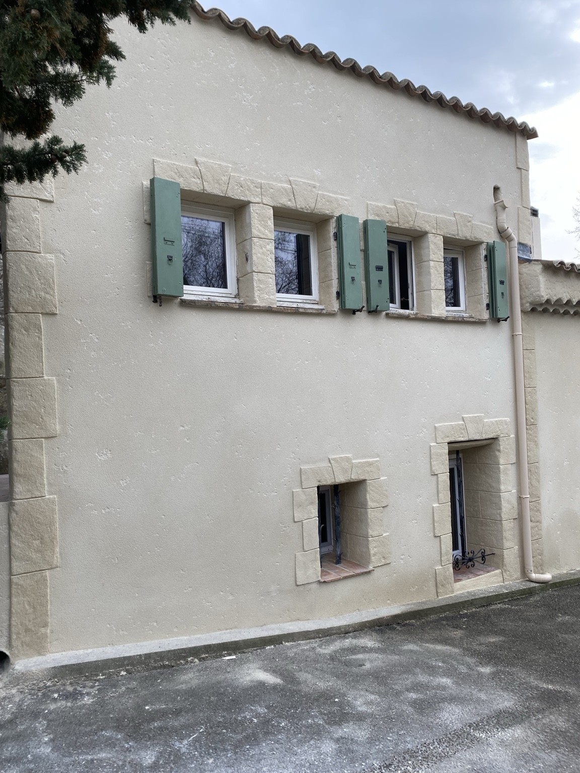 facade-enduit-encadrements-fenetres-pierre-provence