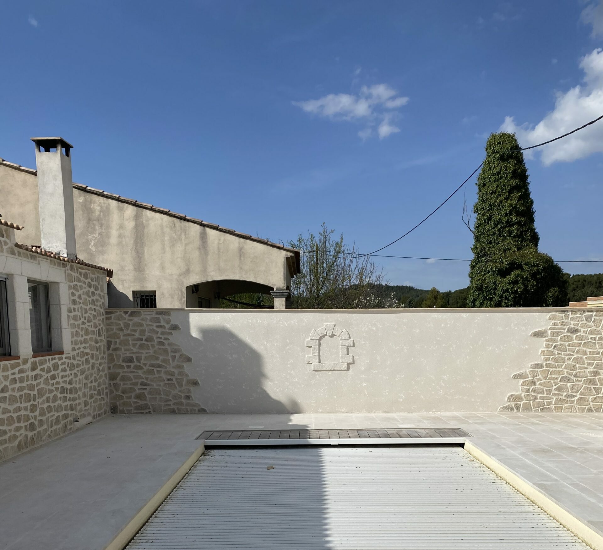 mur exterieur piscine decorative-enduit-pierre