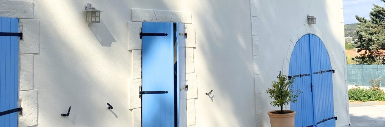 Façade semi grattée chaux naturelle avec facade fausses pierres Salon de Provence
