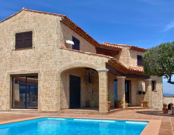 Façade complète d'une villa avec piscine au style pierre naturelle en Provence