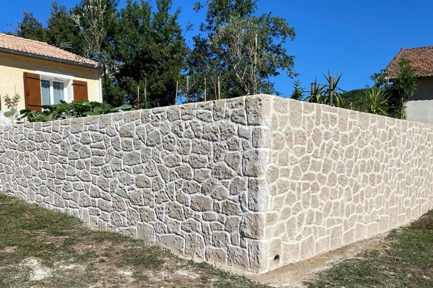 Mur cloture exterieur pierre naturelle enduit imitation Marseille