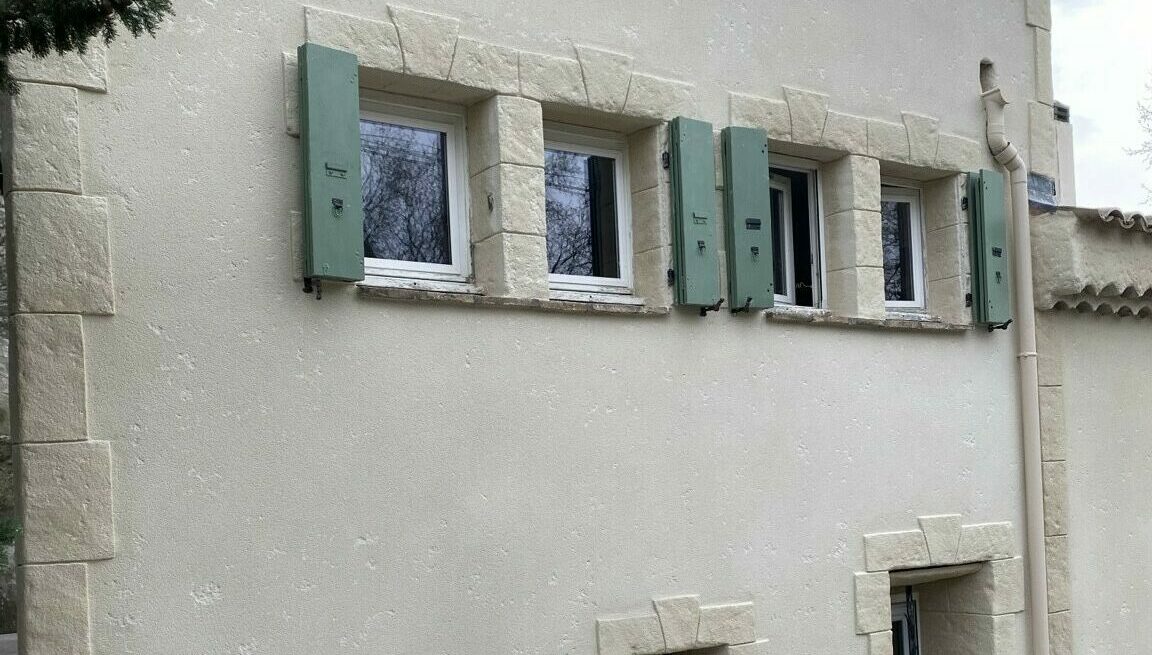 facade-enduit-encadrements-fenetres-pierre-provence