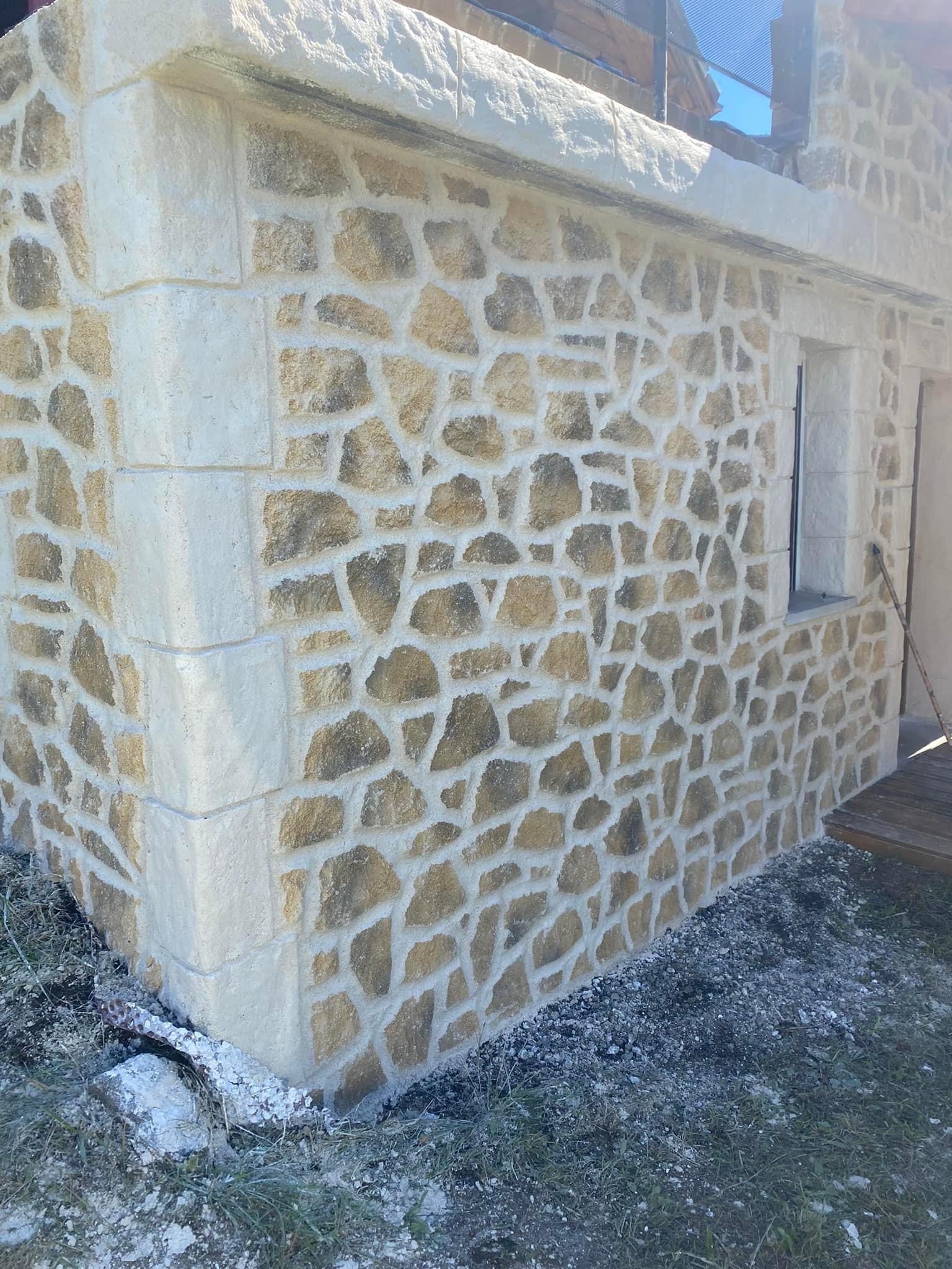 facade-maison-enduit-pierre-encadrement-fenetre